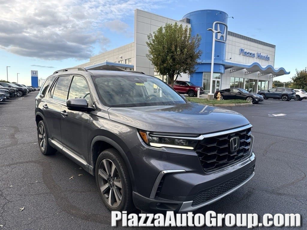 2023 Honda Pilot Touring — photo 1 of 8