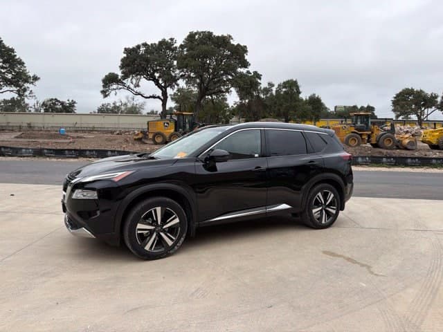 2023 Nissan Rogue Platinum — photo 1 of 15