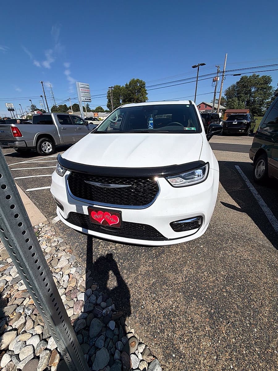 2024 Chrysler Pacifica Touring L — photo 1 of 11