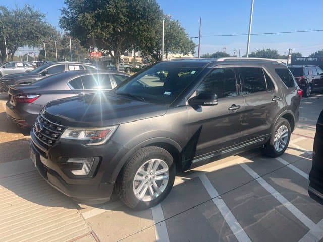 2017 Ford Explorer XLT — photo 1 of 9