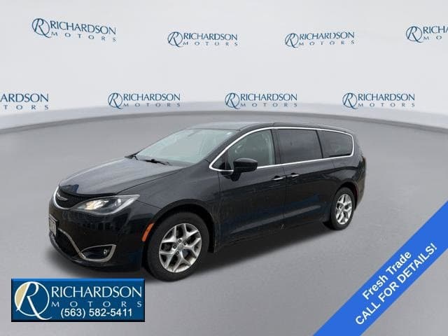 2017 Chrysler Pacifica Touring Plus — photo 1 of 3