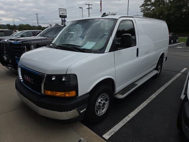 2025 GMC Savana Cargo Van Base — photo 1 of 7