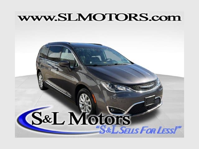 2019 Chrysler Pacifica Touring L — photo 1 of 13