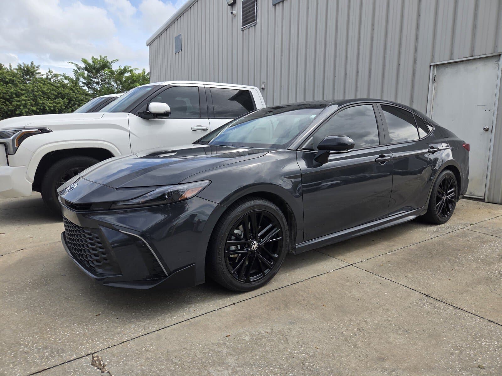 2025 Toyota Camry LE — photo 1 of 3