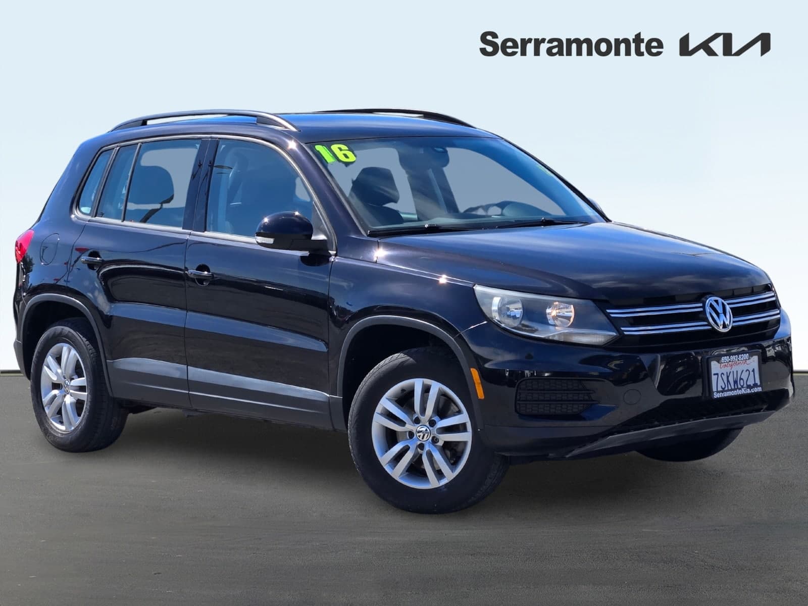 2016 Volkswagen Tiguan S — photo 1 of 27
