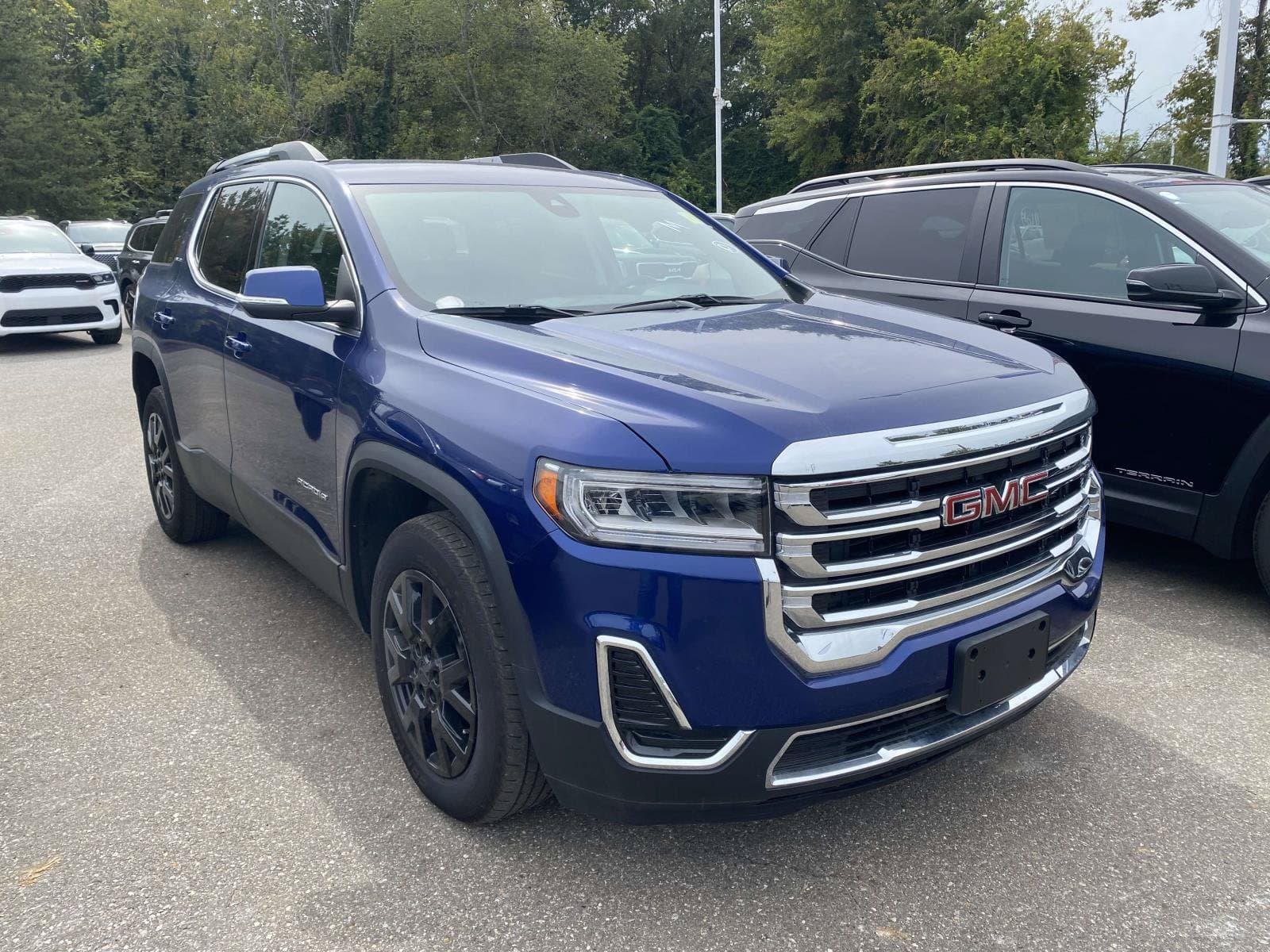 2023 GMC Acadia SLE — photo 1 of 12