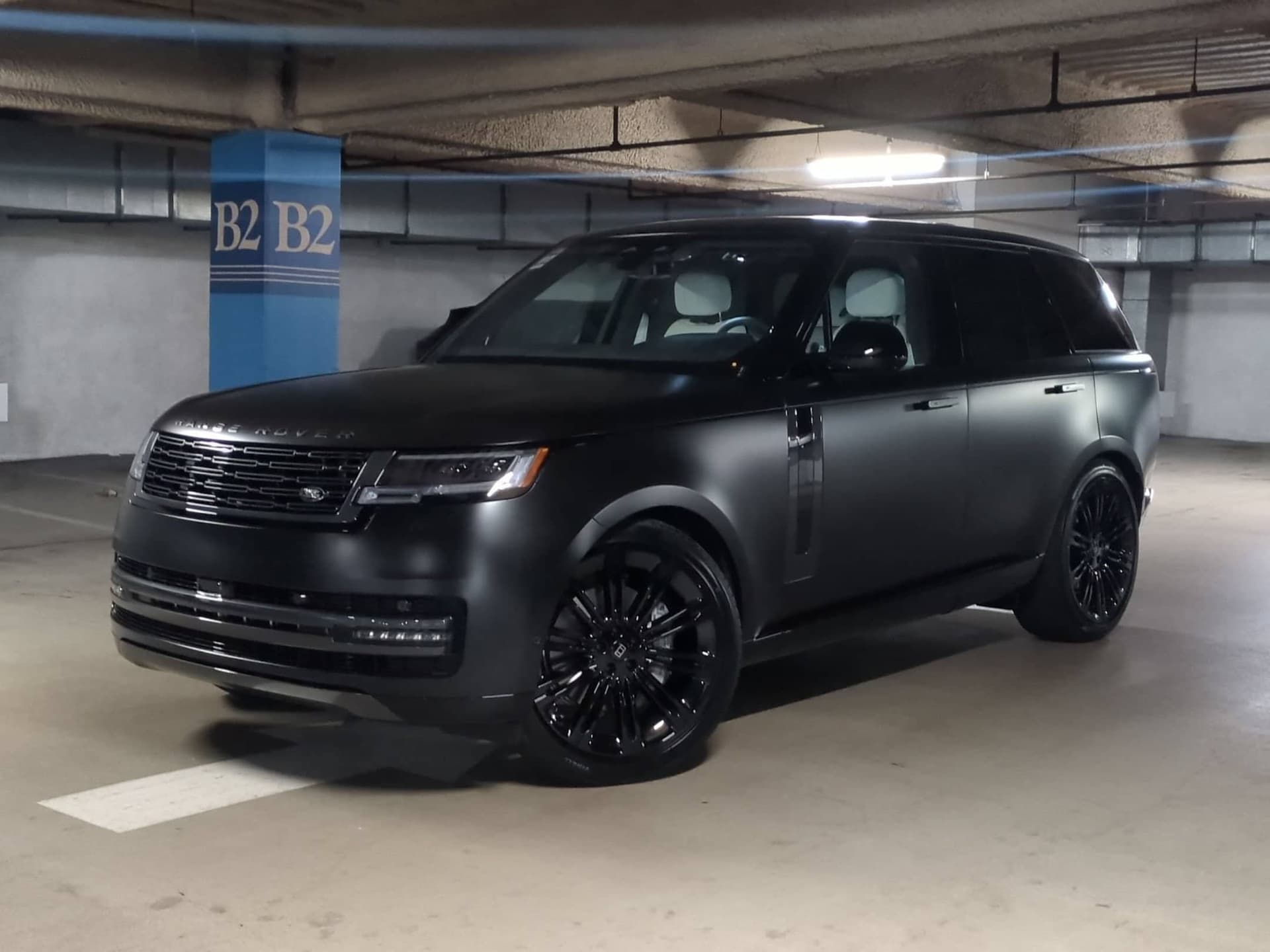 2027 Land Rover Range Rover SE — photo 1 of 31