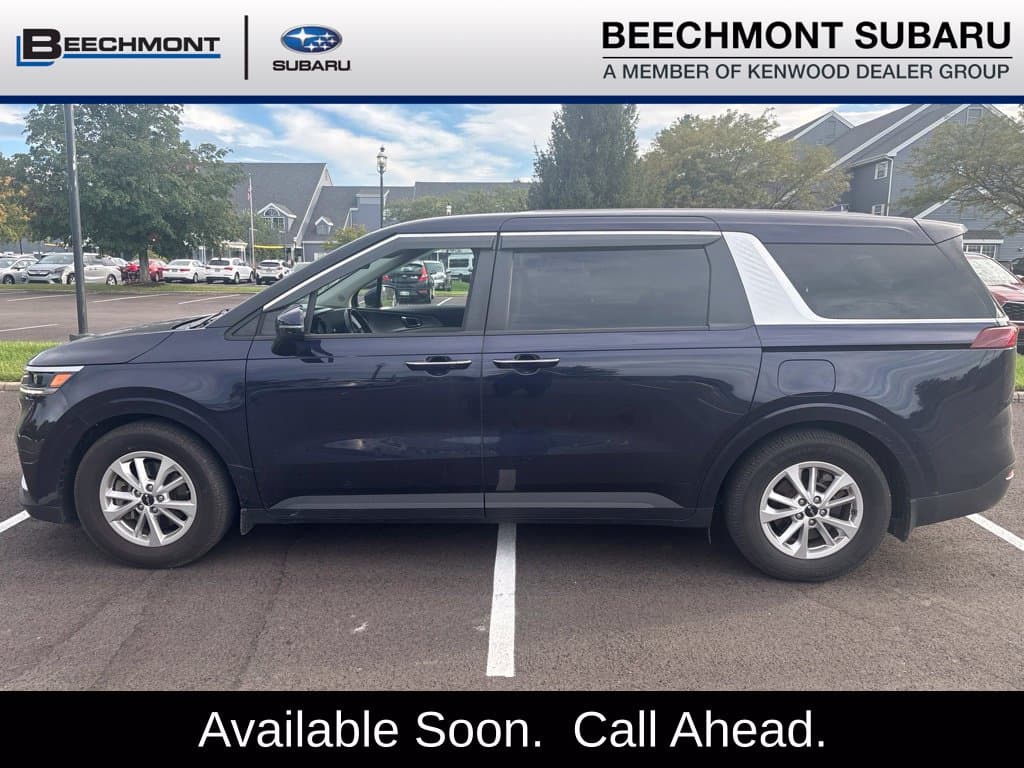 2023 Kia Carnival Base — photo 1 of 10