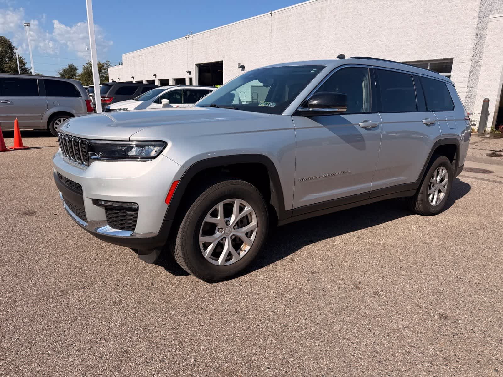 2023 Jeep Grand Cherokee L Limited — photo 1 of 30