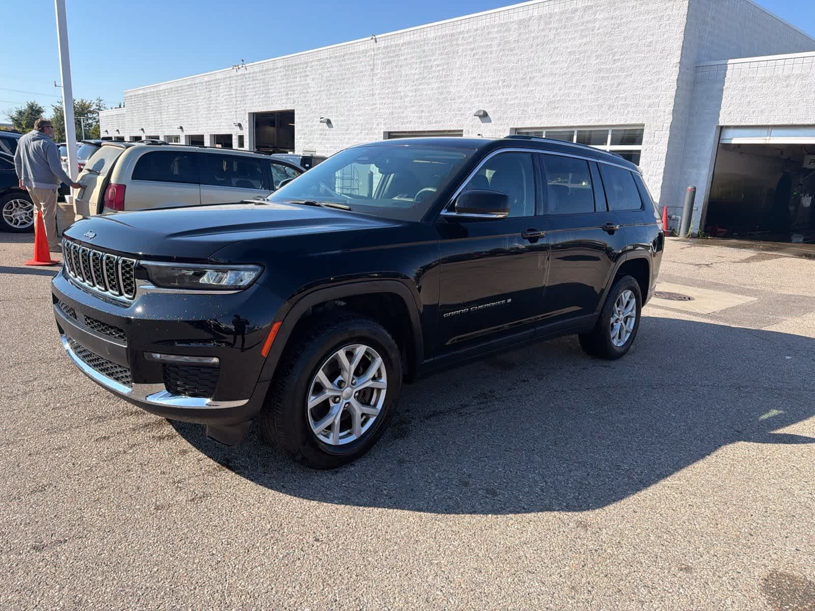 2023 Jeep Grand Cherokee L Limited — photo 1 of 28