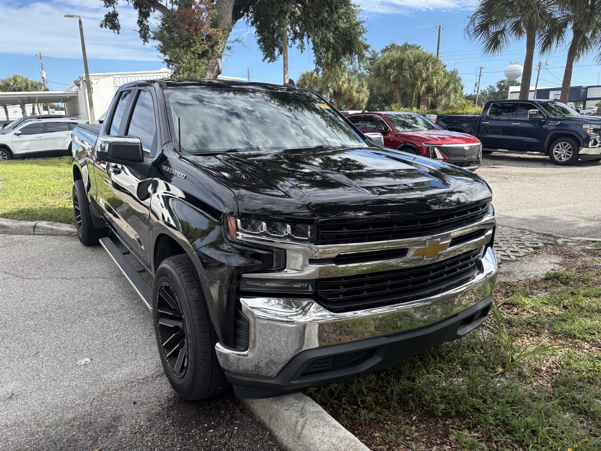 2020 Chevrolet Silverado 1500 LT — photo 1 of 11