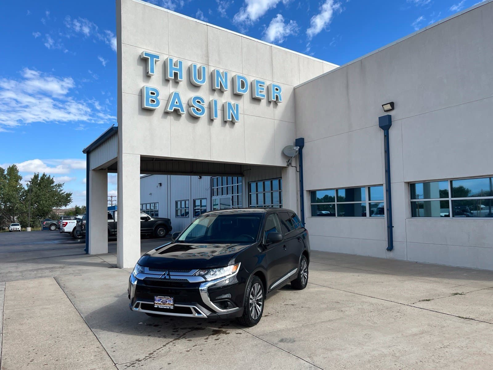 2020 Mitsubishi Outlander Base — photo 1 of 29