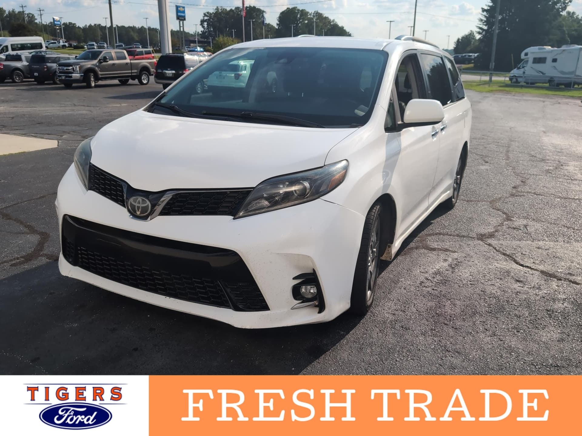 2018 Toyota Sienna SE — photo 1 of 4