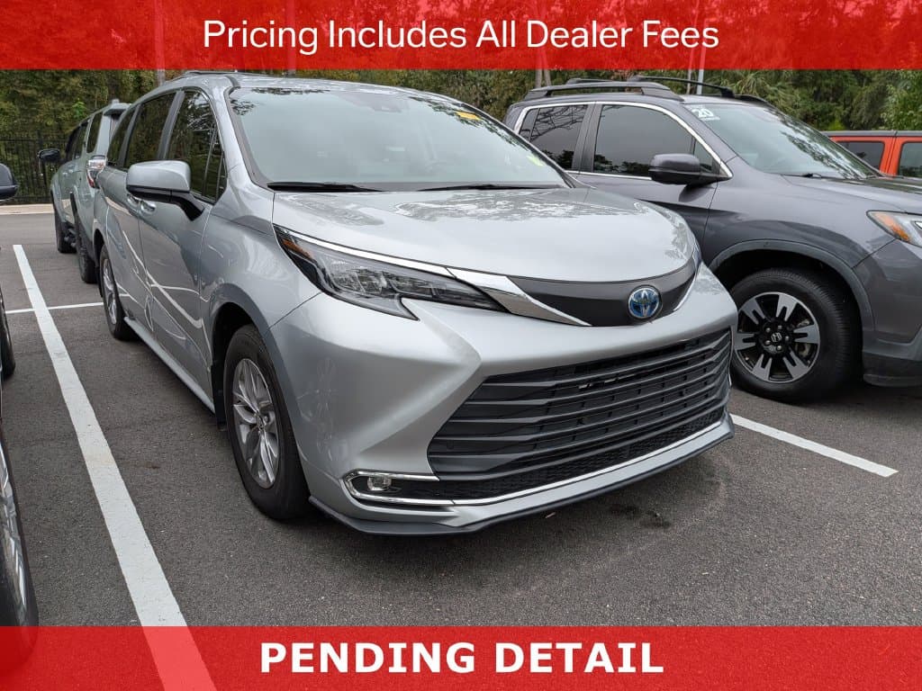 2024 Toyota Sienna XLE — photo 1 of 11