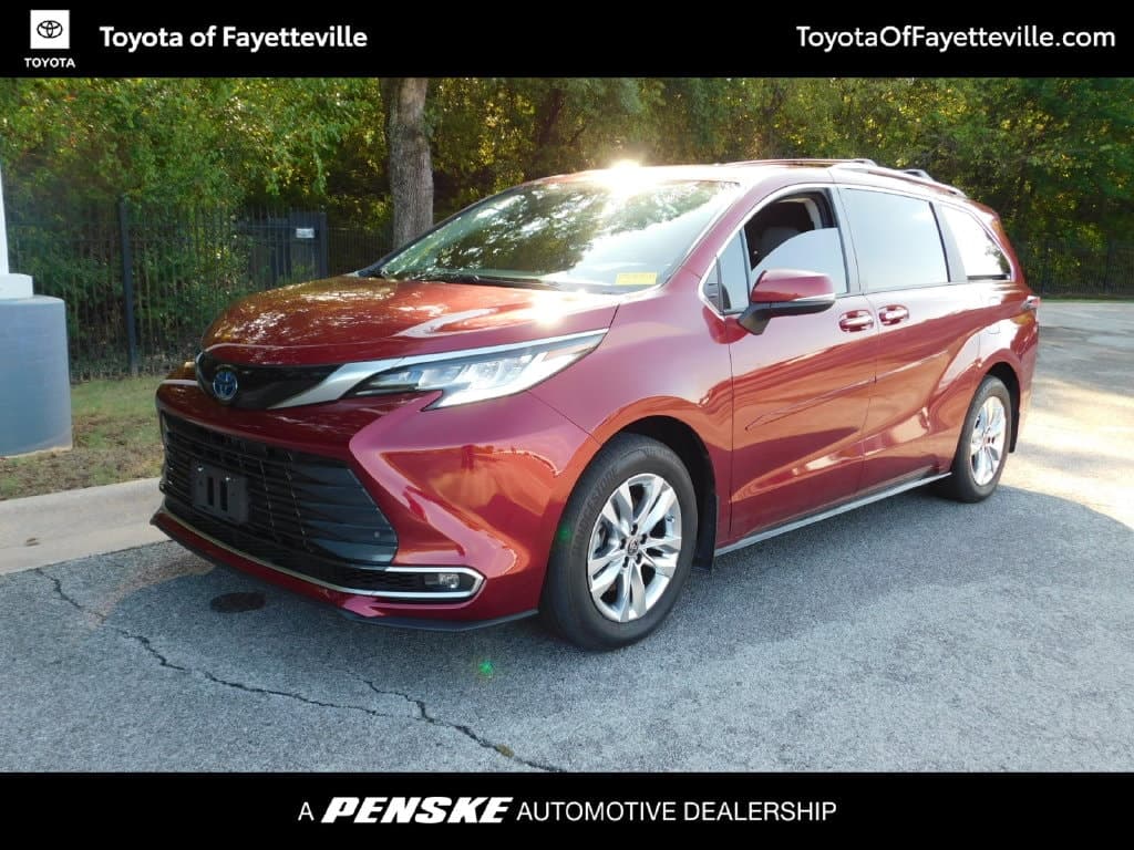 2023 Toyota Sienna Limited — photo 1 of 12