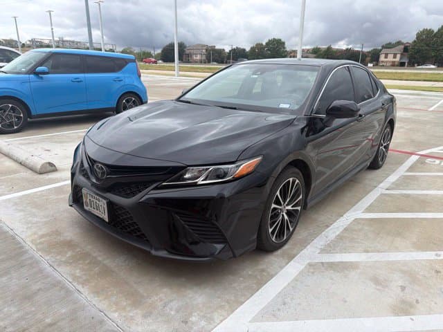 2018 Toyota Camry SE — photo 1 of 7