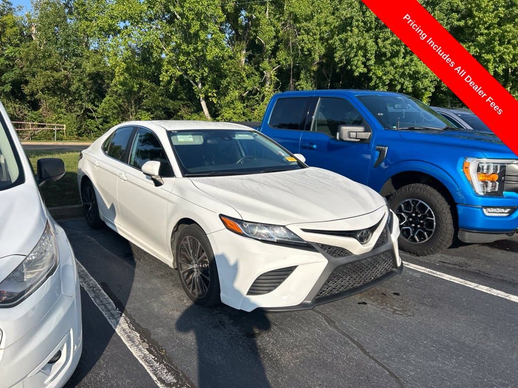 2020 Toyota Camry SE — photo 1 of 11