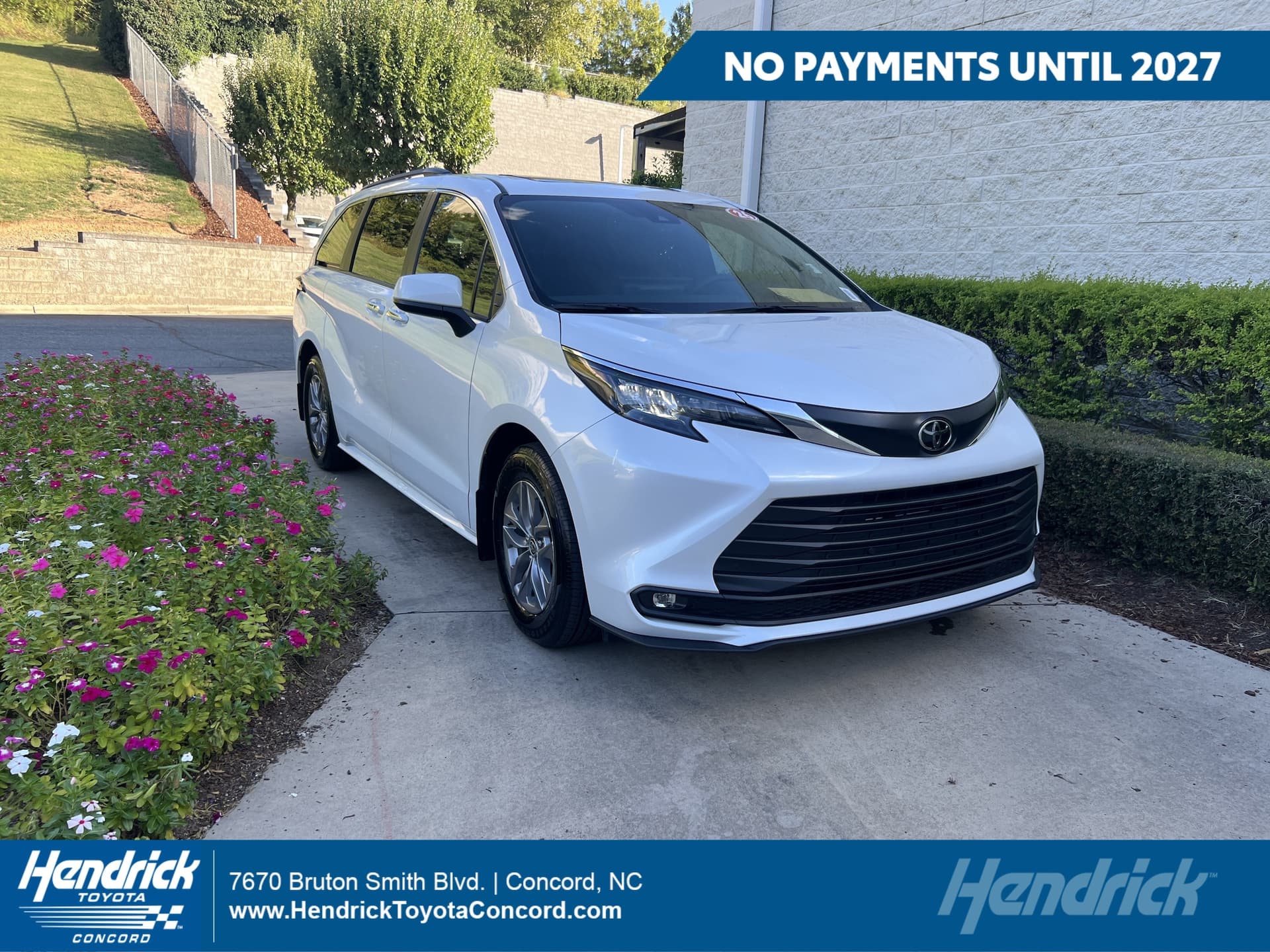 2026 Toyota Sienna XLE — photo 1 of 38