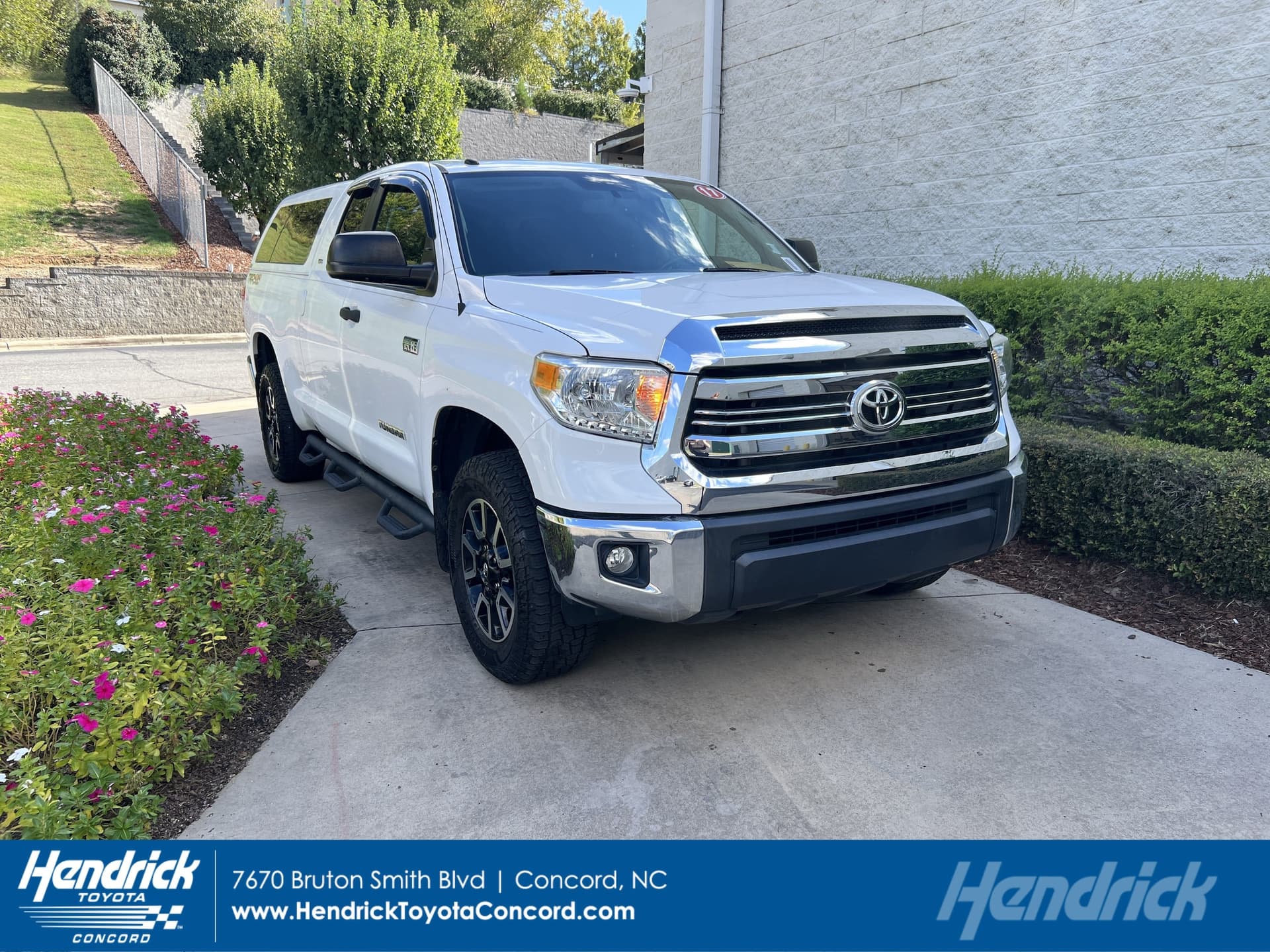 2017 Toyota Tundra 4WD SR5 — photo 1 of 35