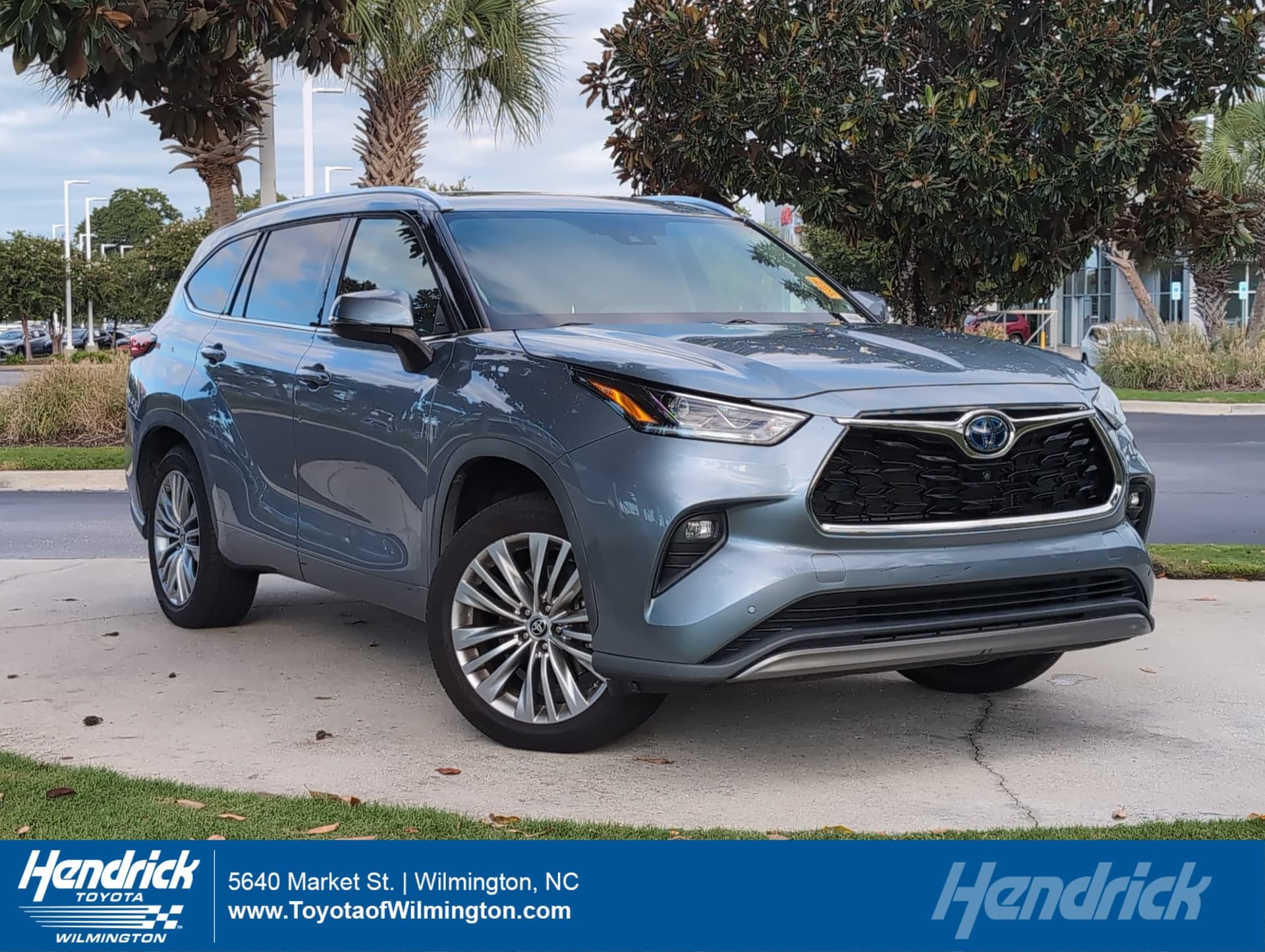 2022 Toyota Highlander Hybrid Platinum — photo 1 of 11