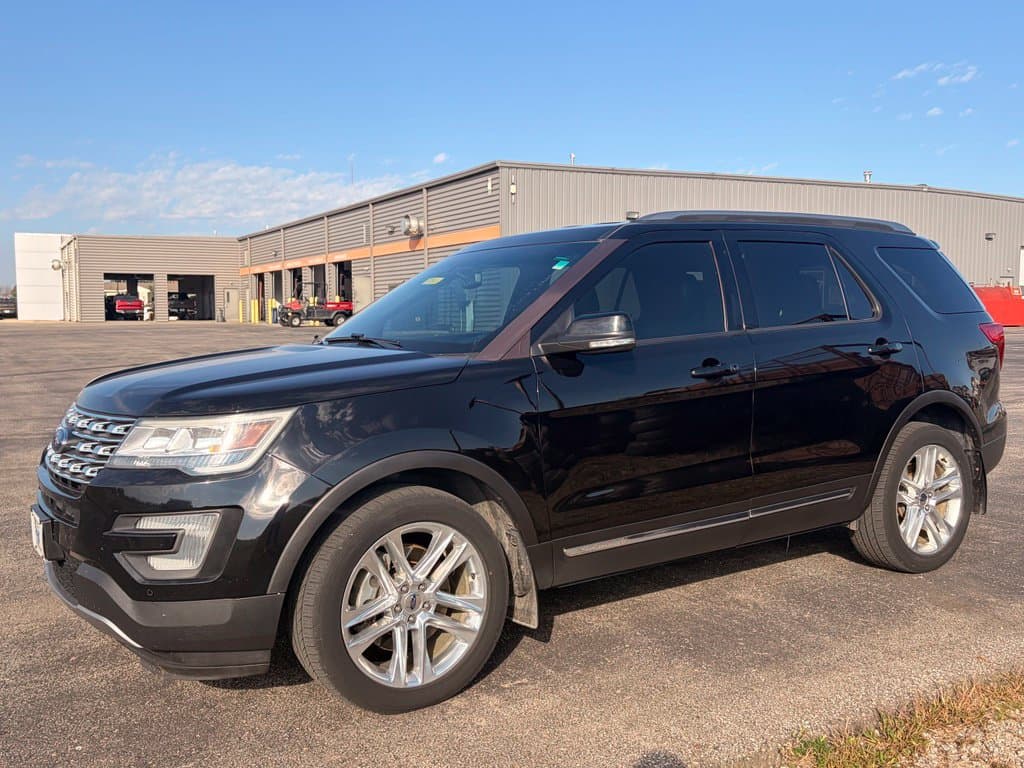 2016 Ford Explorer XLT — photo 1 of 17