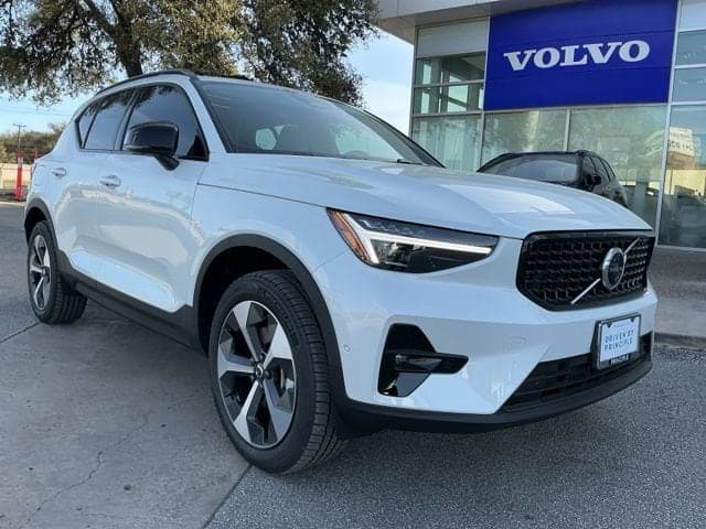 2026 Volvo XC40 Base — photo 1 of 30