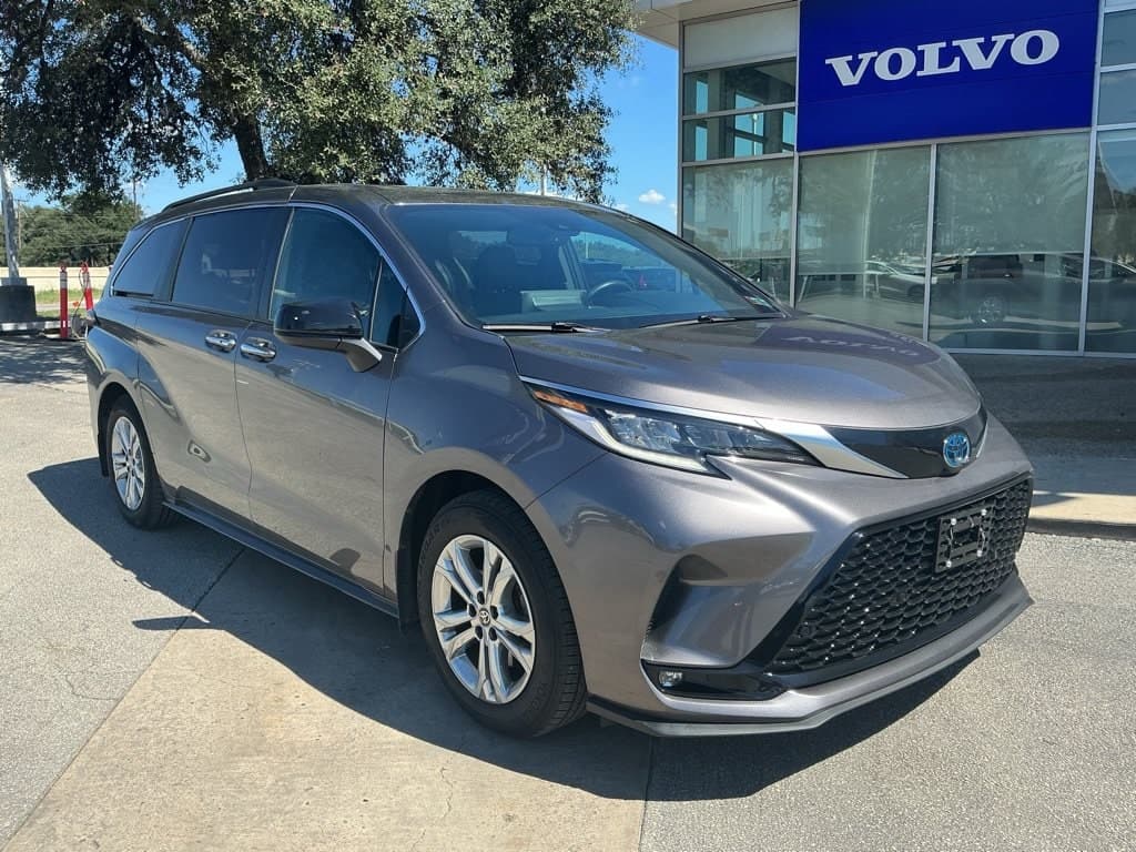 2022 Toyota Sienna XSE — photo 1 of 3