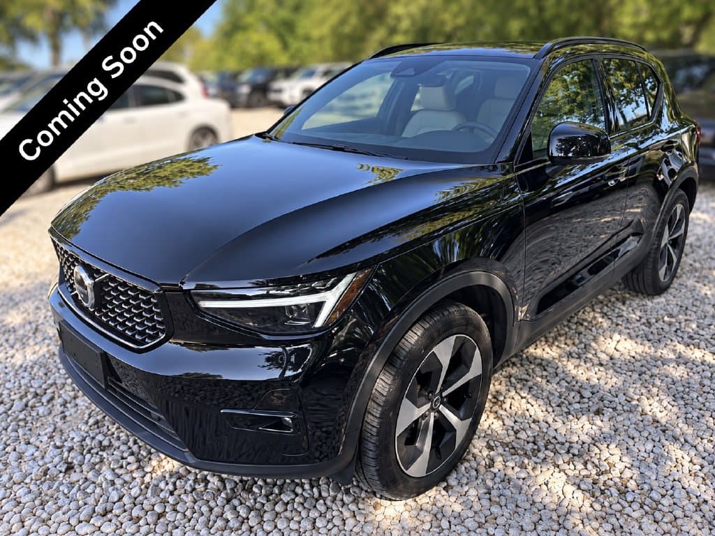 2025 Volvo XC40 Base — photo 1 of 10