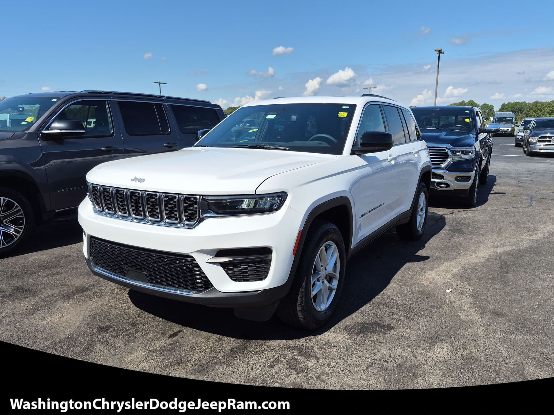 2024 Jeep Grand Cherokee Laredo — photo 1 of 3