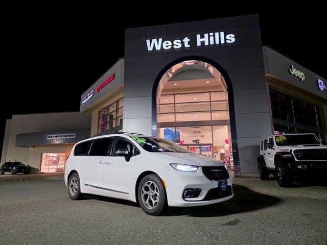 2023 Chrysler Pacifica Limited — photo 1 of 8