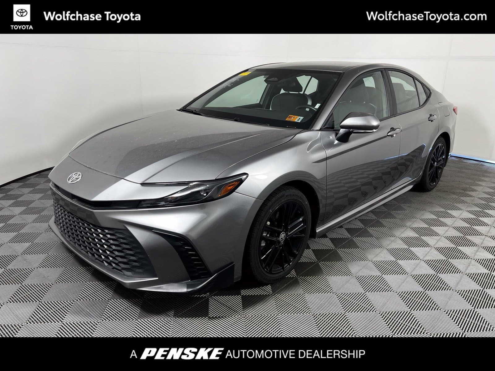 2025 Toyota Camry SE — photo 1 of 11