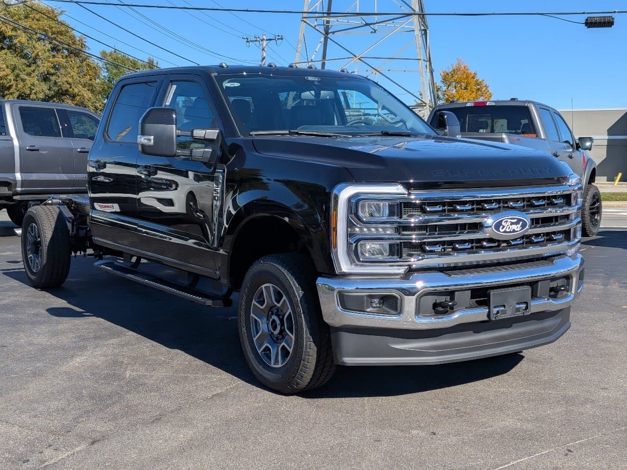 2027 Ford Super Duty F-350 SRW LARIAT — photo 1 of 36