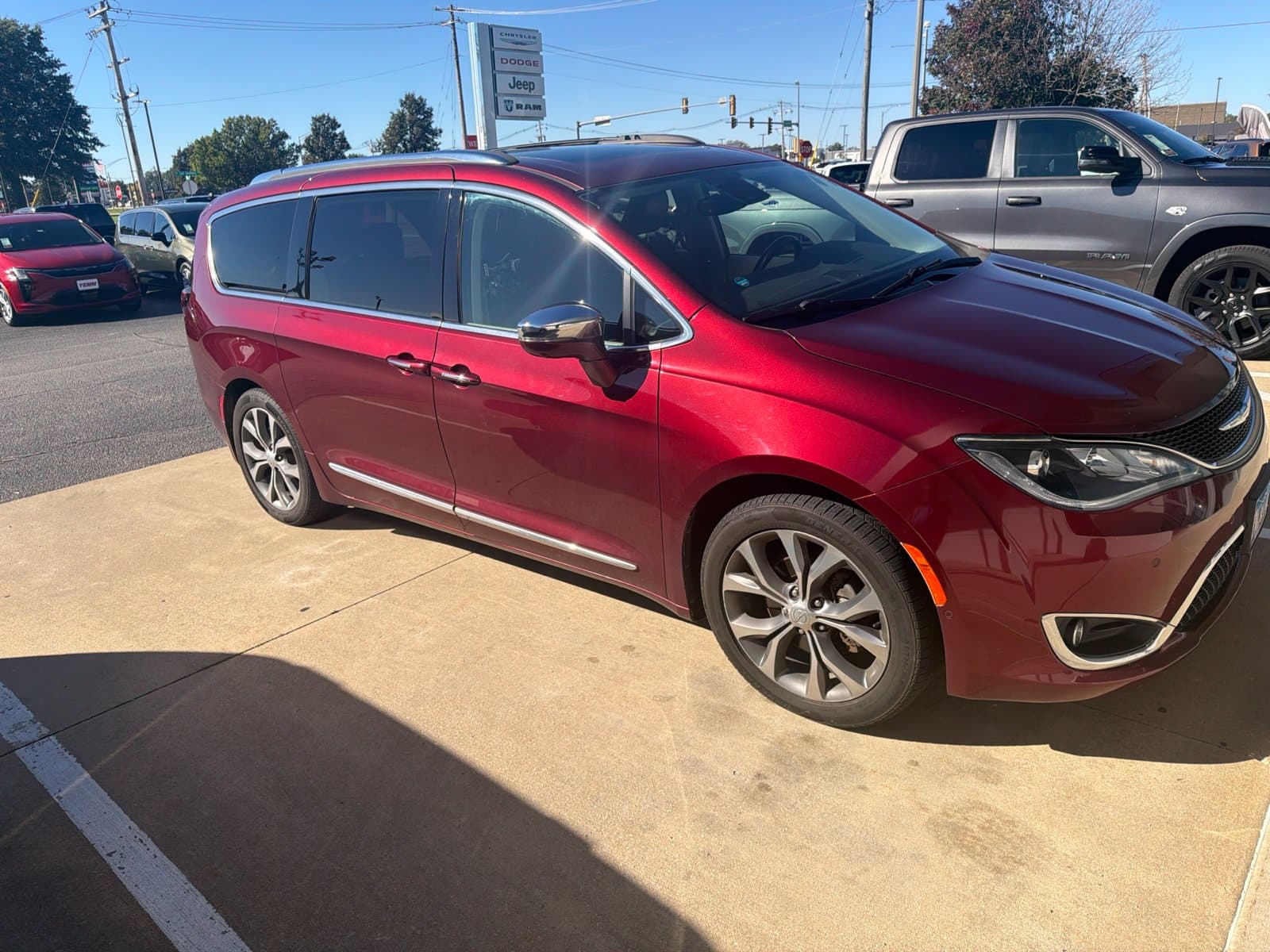 2017 Chrysler Pacifica Limited — photo 1 of 8