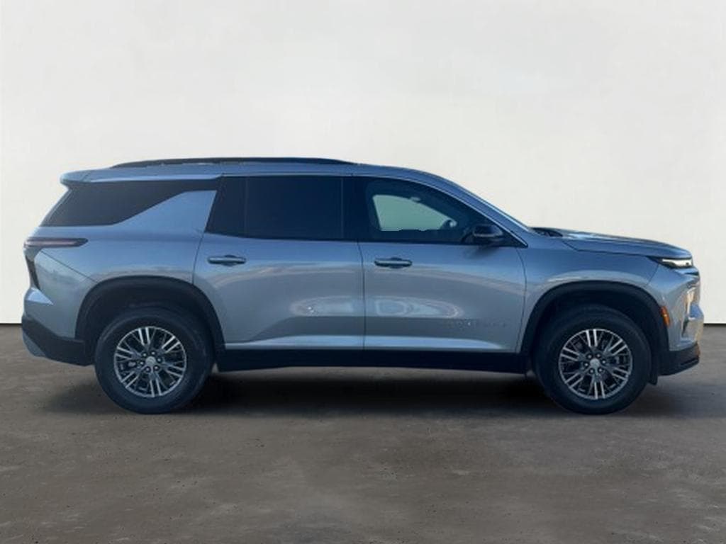 2025 Chevrolet Traverse FWD LT — photo 1 of 5