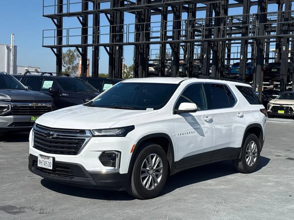 2023 Chevrolet Traverse LT Cloth — photo 1 of 11