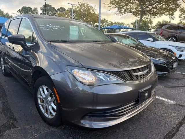 2017 Chrysler Pacifica Touring — photo 1 of 14