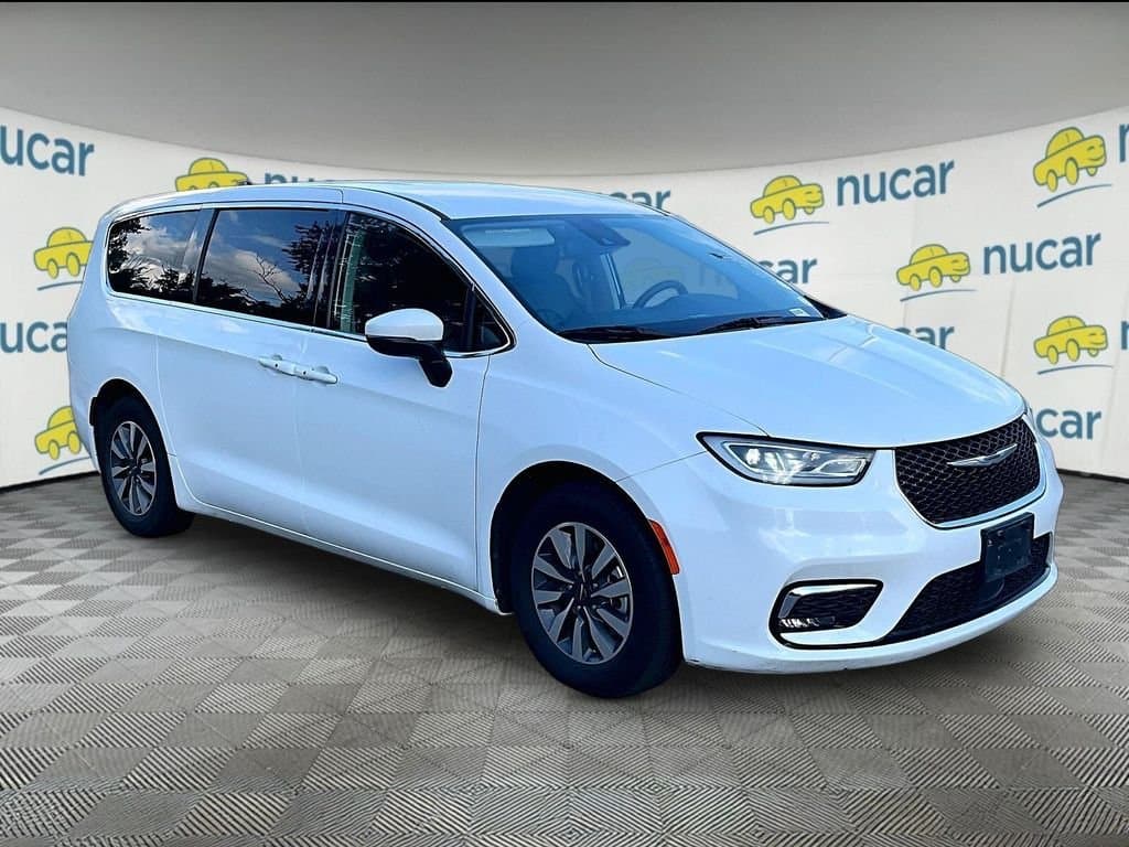 2023 Chrysler Pacifica Hybrid Touring L — photo 1 of 10