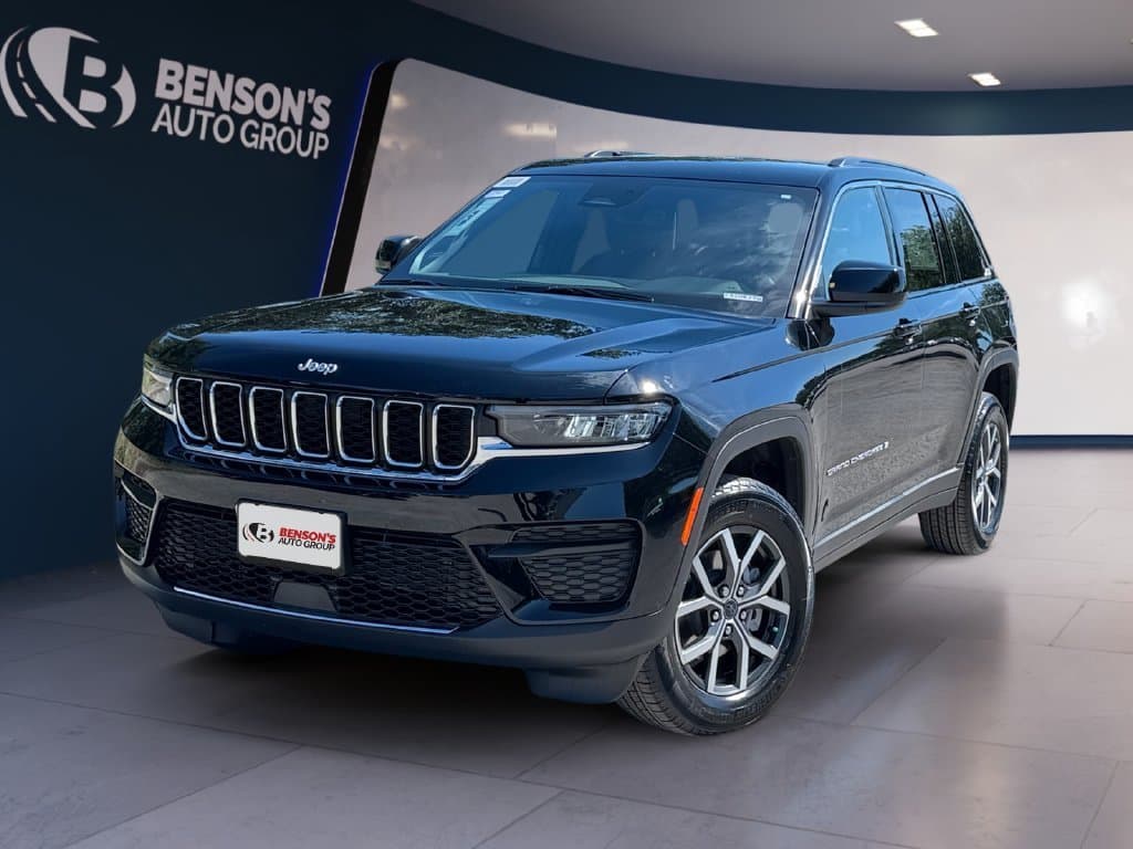 2027 Jeep Grand Cherokee Laredo — photo 1 of 37