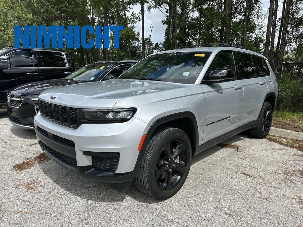 2023 Jeep Grand Cherokee L Altitude 4x4 — photo 1 of 4