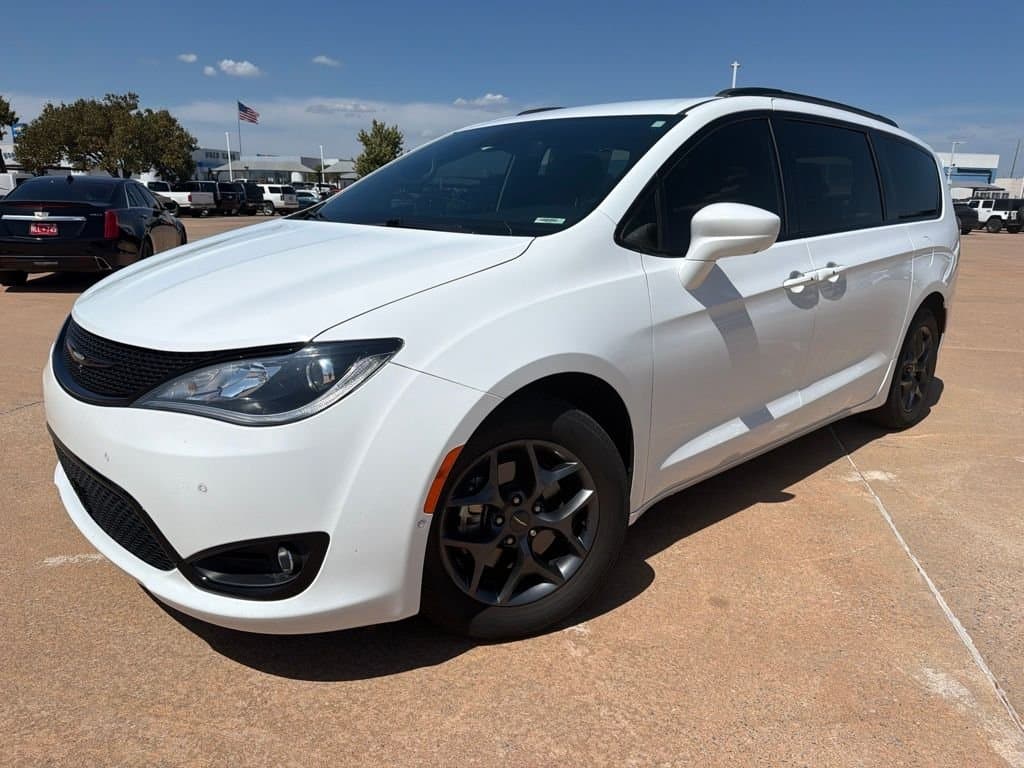 2020 Chrysler Pacifica Touring L Plus — photo 1 of 15