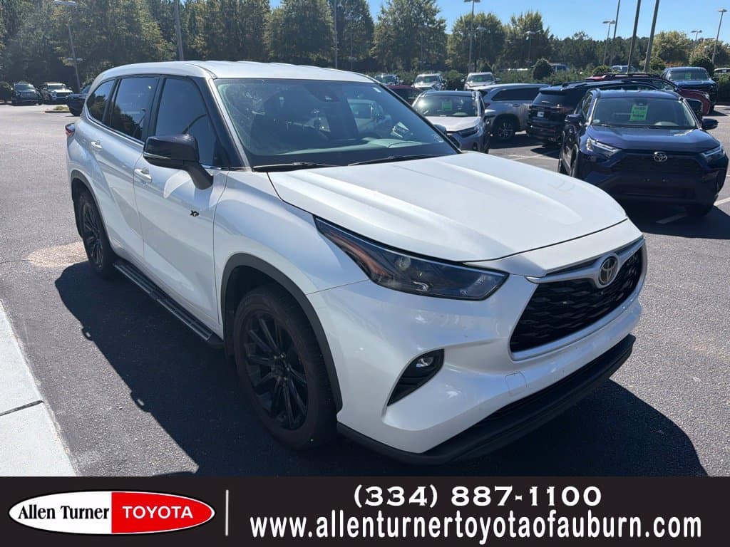 2023 Toyota Highlander LE — photo 1 of 2