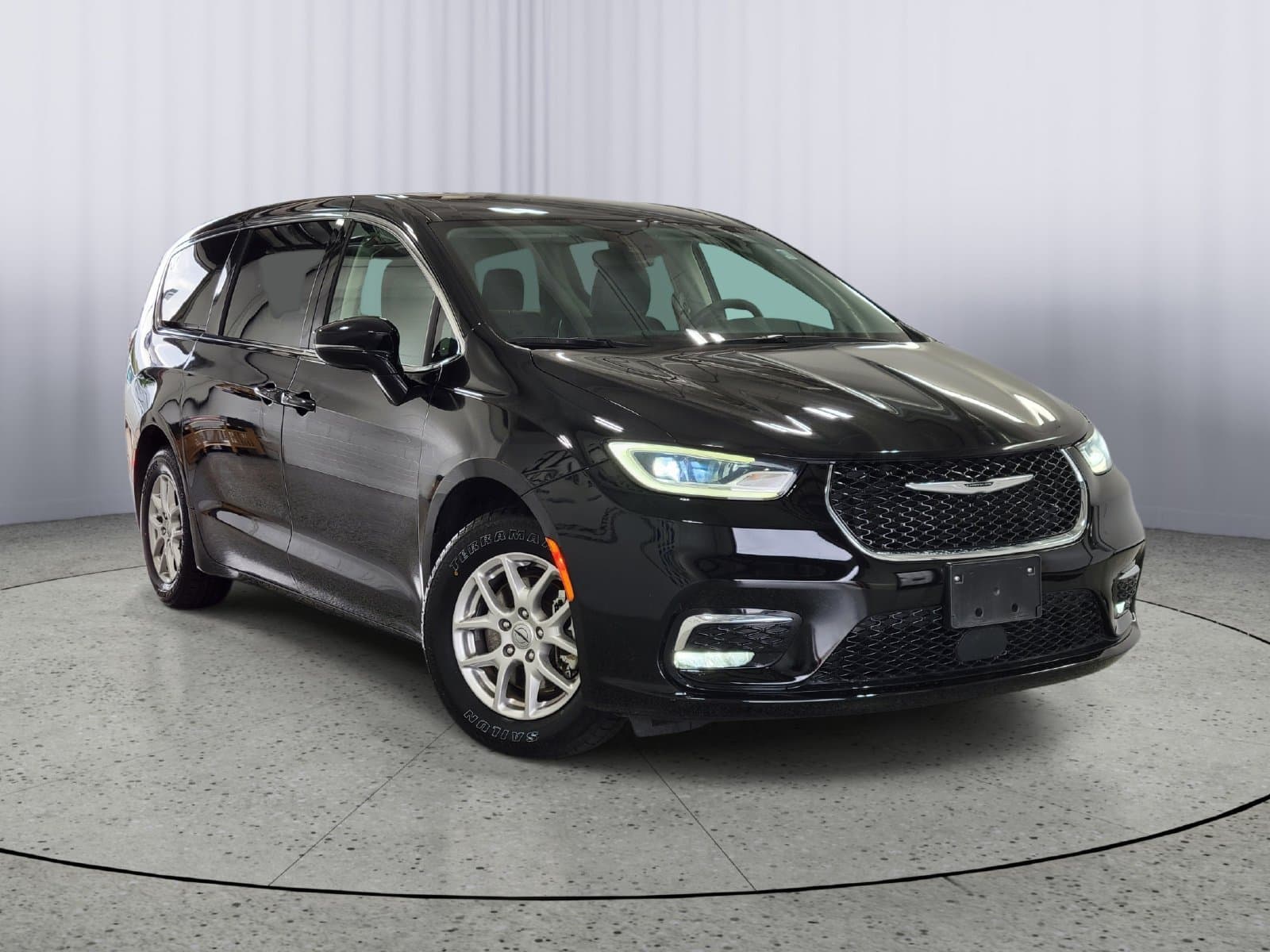 2024 Chrysler Pacifica Touring L — photo 1 of 33