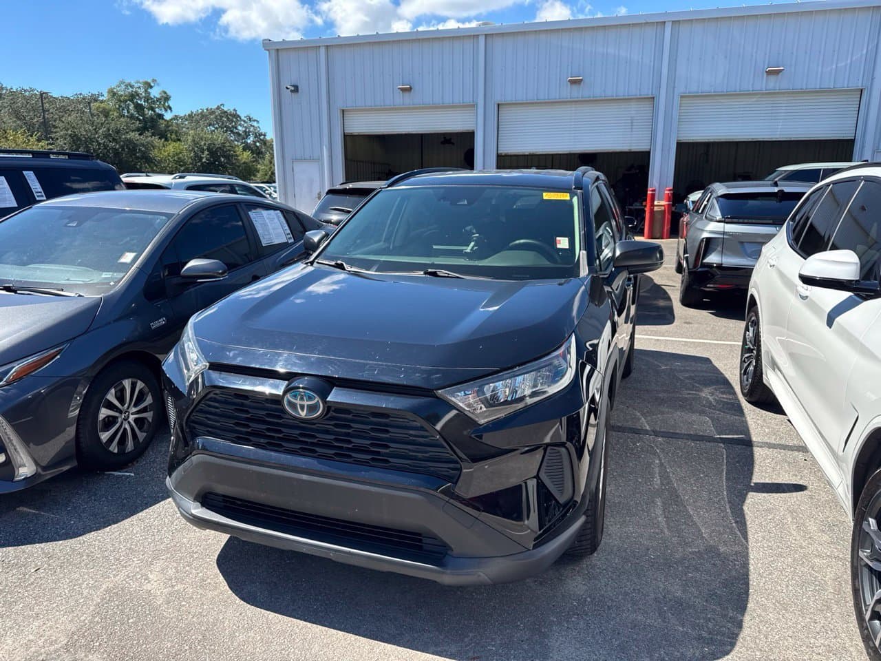 2020 Toyota RAV4 Hybrid LE — photo 1 of 9