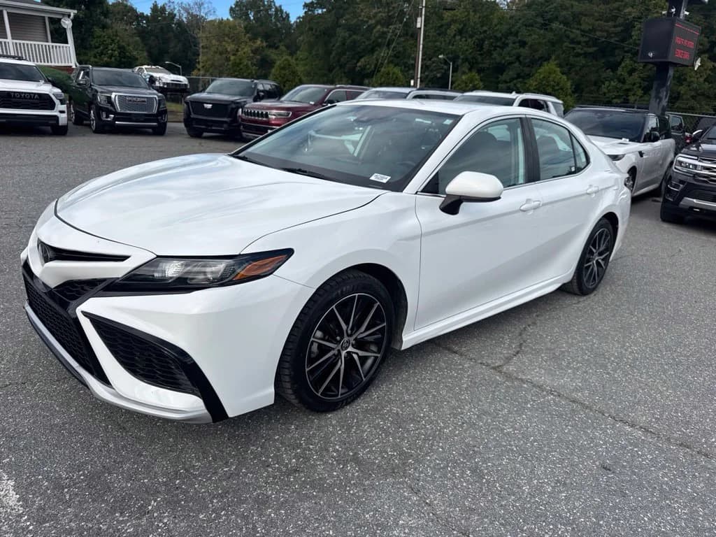 2021 Toyota Camry SE — photo 1 of 32