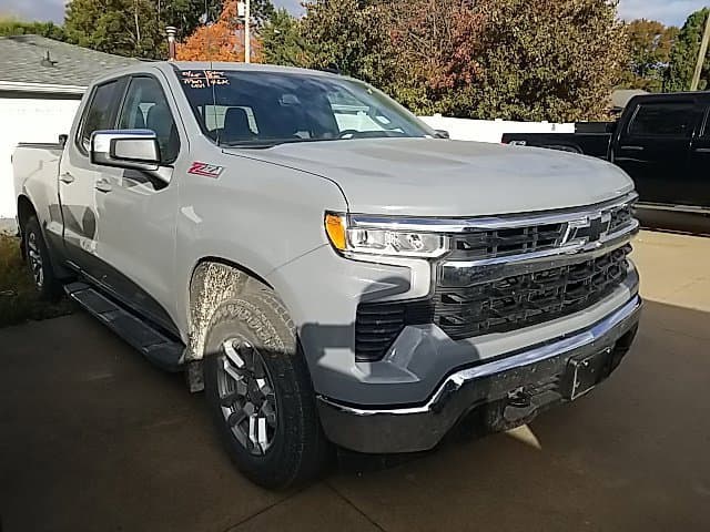 2024 Chevrolet Silverado 1500 LT — photo 1 of 33