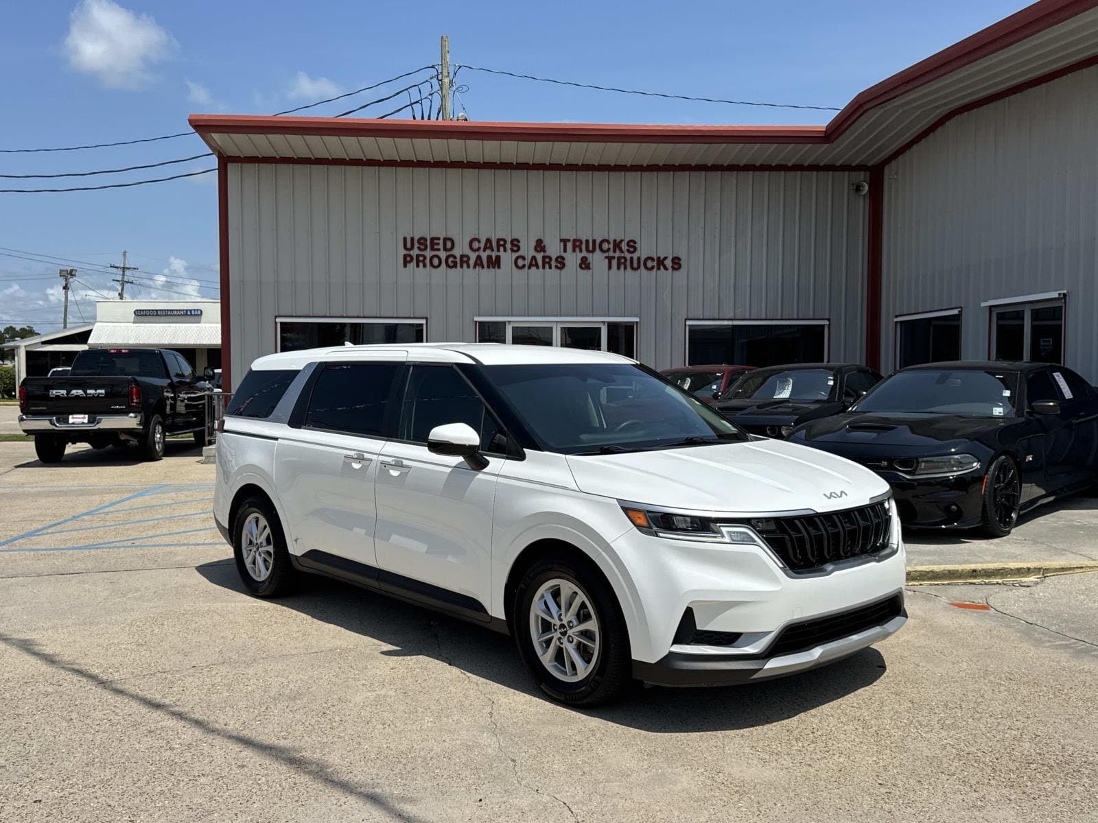 2024 Kia Carnival LX — photo 1 of 27