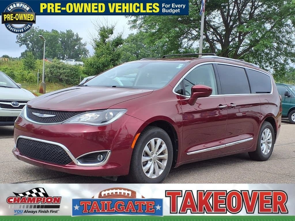 2019 Chrysler Pacifica Touring L — photo 1 of 21