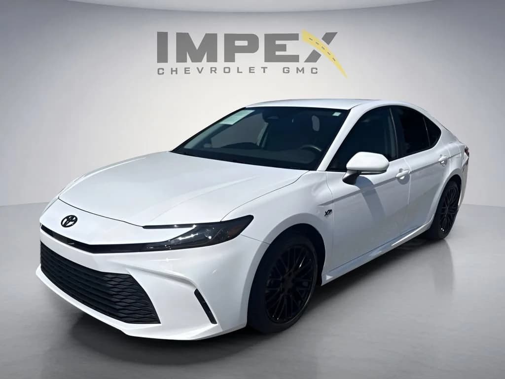 2025 Toyota Camry LE — photo 1 of 37