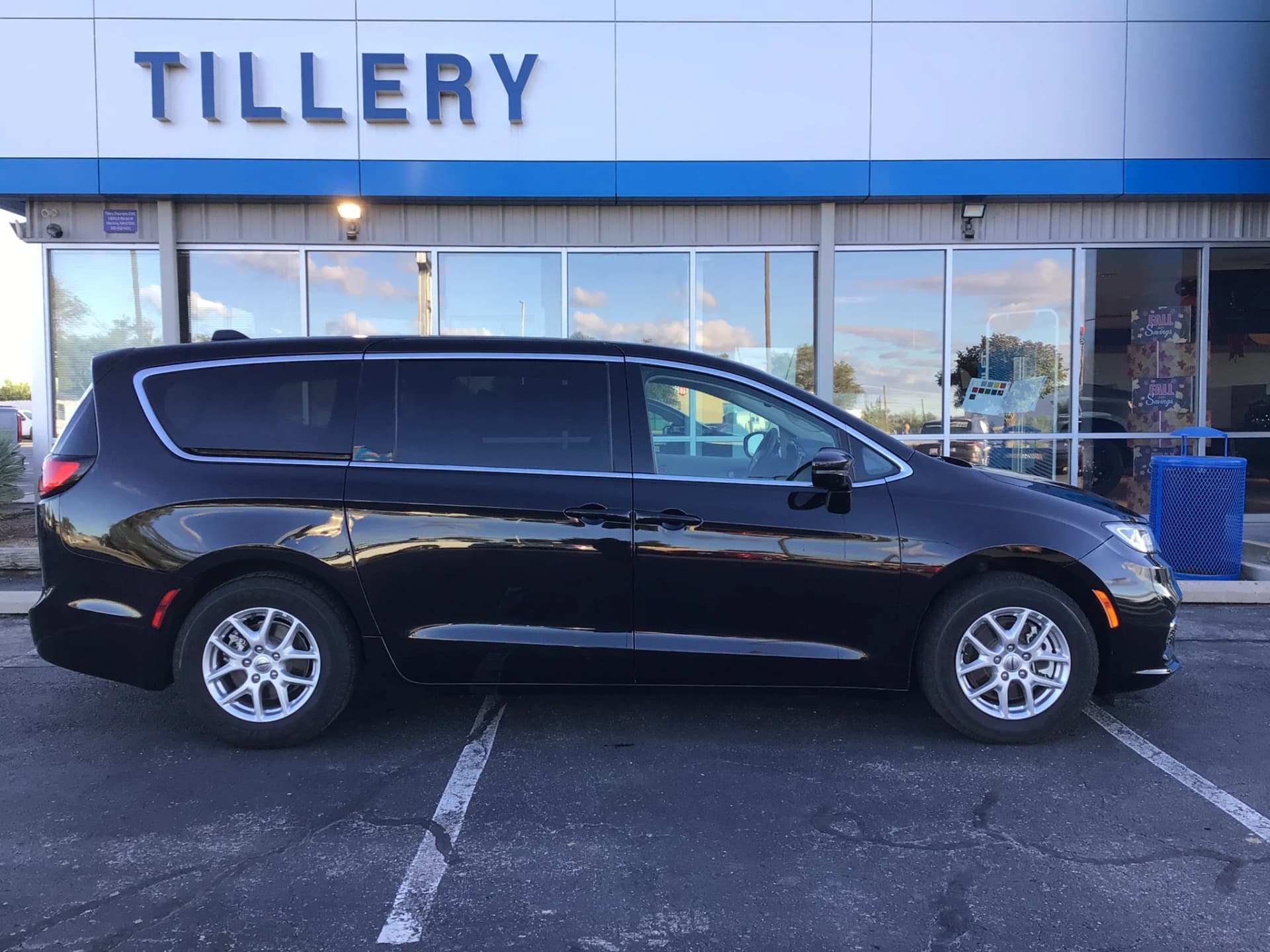 2024 Chrysler Pacifica Touring L — photo 1 of 23