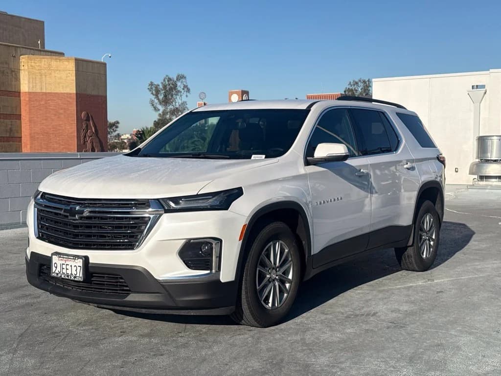 2023 Chevrolet Traverse LT Cloth — photo 1 of 12